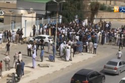 مواطنون يحتجون أمام مستشفى “الأم والطفل” بمختلف الشعارات