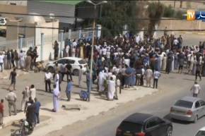 مواطنون يحتجون أمام مستشفى “الأم والطفل” بمختلف الشعارات