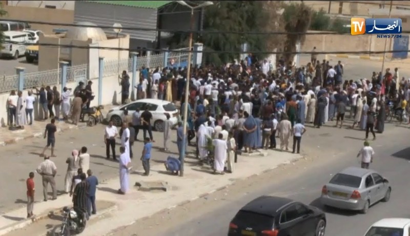 مواطنون يحتجون أمام مستشفى “الأم والطفل” بمختلف الشعارات