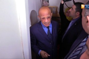 مواطن يشتكي للوالي “زوخ”..”عندي 50 سنة وأنا ساكن في الضيق”…شاهد ردة فعل الوالي