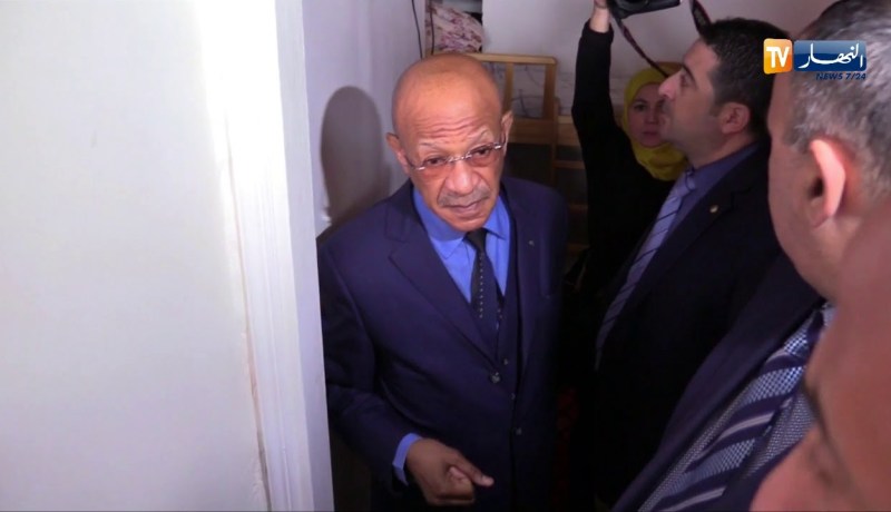 مواطن يشتكي للوالي “زوخ”..”عندي 50 سنة وأنا ساكن في الضيق”…شاهد ردة فعل الوالي