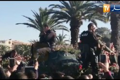 الحرس الخاص بالموكب الجنائزي للراحل “الفريق قايد صالح” يمنح الورود للمواطنين من العربة