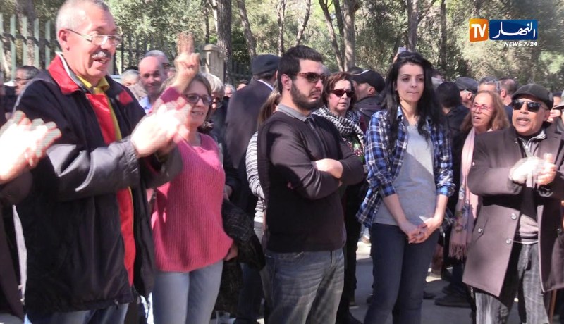 هكذا ودع الراحل حميد فرحي من طرف رفاقه بمقبرة سيدي فرج