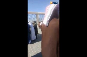 شاب بمقبرة “أحد” في المدينة المنورة يوزع المياه مجانا صدقة على روح المرحوم “قايد صالح “