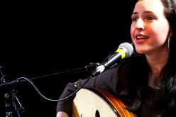 بالفيديو.. المغنية الأمريكية جينفر كراوت تغني “ما تبكيش” للراحل حسني