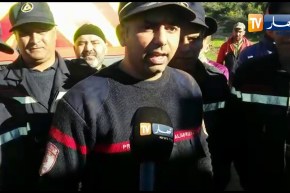 لحظة إخراج الجثة من النفق بعد عملية انتشالها من بئر بعمق 40 متر