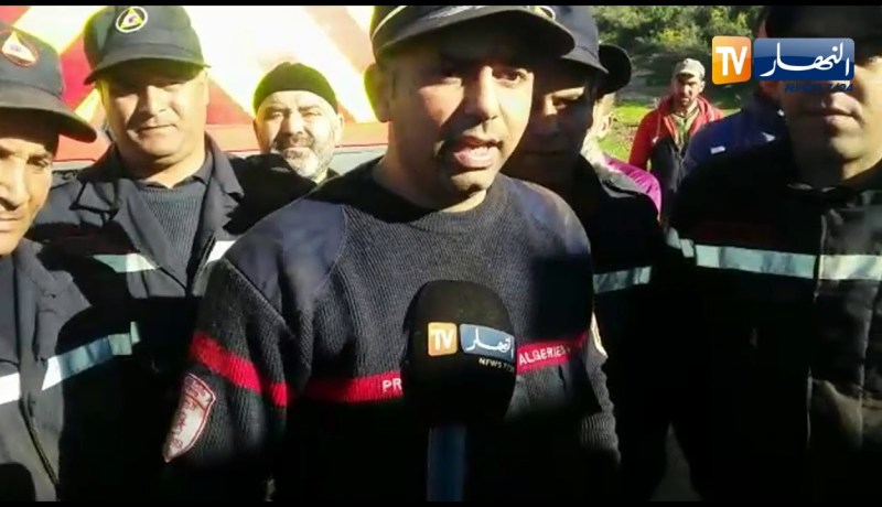 لحظة إخراج الجثة من النفق بعد عملية انتشالها من بئر بعمق 40 متر