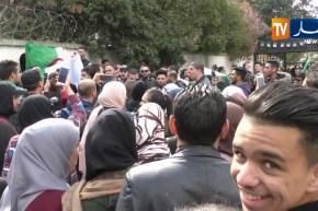 أساتذة جامعيون وطلبة يتظاهرون ضد العهدة الخامسة وقرار تمديد العطلة الربيعية