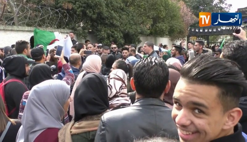 أساتذة جامعيون وطلبة يتظاهرون ضد العهدة الخامسة وقرار تمديد العطلة الربيعية