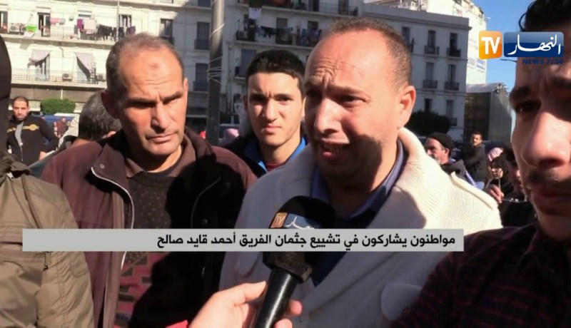 مواطنون يشاركون في تشييع جثمان الفريق أحمد قايد صالح