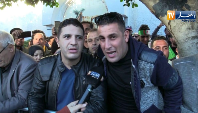 آلاف الجزائريين يصطفون أمام مقر الشعب لإلقاء النظرة الأخيرة على الفقيد قايد صالح