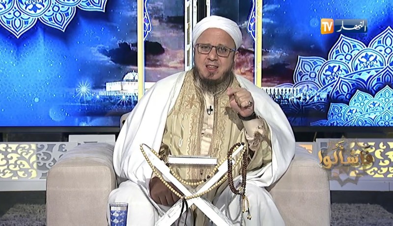 فاسألوا: عيبي عندما أكون في مجلس أذكر عيوب الناس..إنصحني يا شيخ