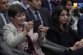 شاهد بن غبريت تصور التلاميذ بهاتفها الخاص وتنبهر بأدائهم