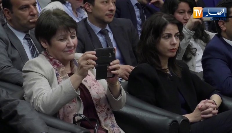 شاهد بن غبريت تصور التلاميذ بهاتفها الخاص وتنبهر بأدائهم