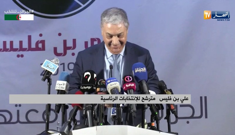 شاهد..بن فليس ينفجر ضحكا بعدما طالبه مواطن بمحاسبة “جماعة الحراش”