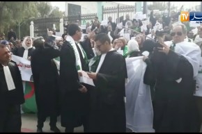 أصحاب الجبة السوداء في مسيرات سلمية بولاية وهران وتبسة