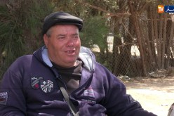 مجتمع: البيع بالتجوال.. هكذا يكافح “علي” إعاقته من أجل العيش