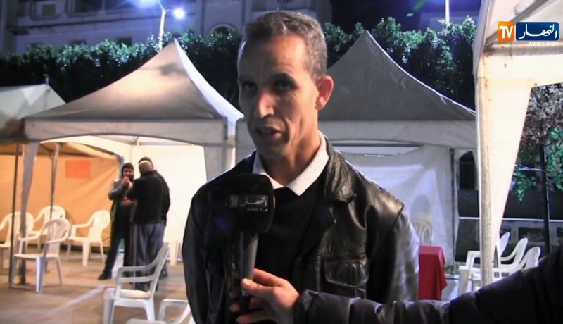 البليدة/ شباب ينصبون خيمة عزاء بساحة الحرية وسط المدينة