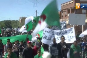 البيض: مسيرات سلمية حاشدة للجمهة الـ 17 على التوالي