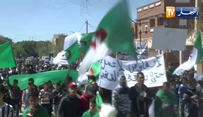 البيض: مسيرات سلمية حاشدة للجمهة الـ 17 على التوالي