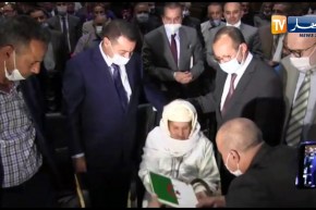 سعيدة:  وزير السكن يسلم لعجوز تبلغ من العمر 80سنة مفتاح سكنها الجديد بعد انتظار طويل