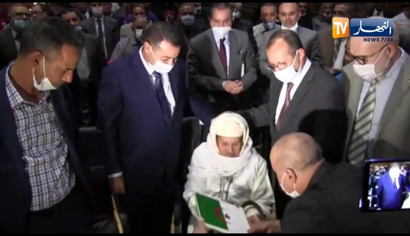 سعيدة:  وزير السكن يسلم لعجوز تبلغ من العمر 80سنة مفتاح سكنها الجديد بعد انتظار طويل