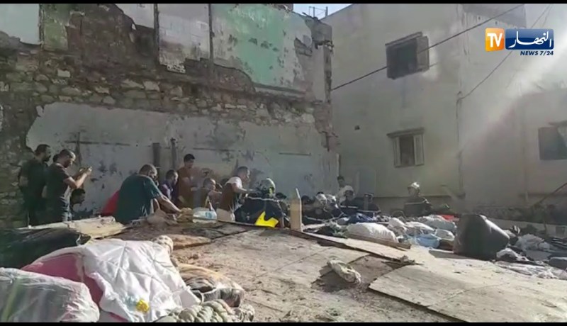 شاهد..لحظة إنتشال الضحية الثانية في إنهيار بناية بوهران