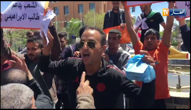 مواطنو الجلفة في مسيرة داعمة للجيش تحت شعار..”الجيش الشعب..خاوة خاوة”