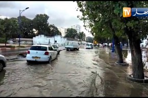 سكيكدة: السيول تغرق شوارع وتحبس سكان داخل منازلهم بعاصمة الولاية