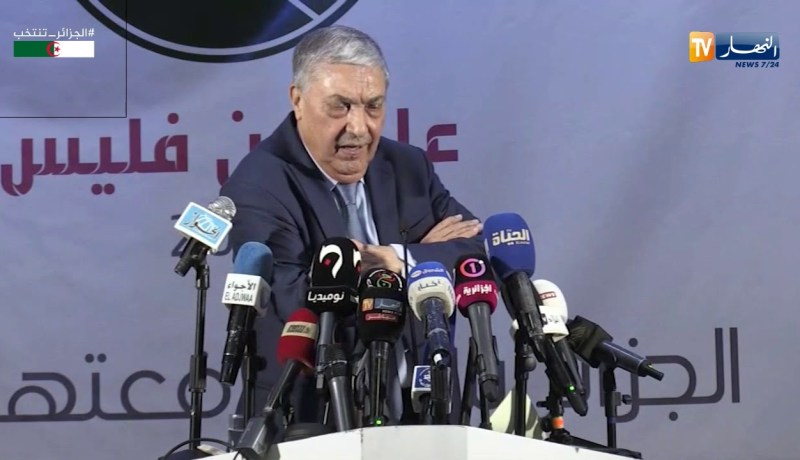 بن فليس: “أنا نحل الأزمات بلعقل وبالحوار..علاش نخلو قضية متقاعدي الجيش تتفاقم ويلحقو يديرو مسيرة”