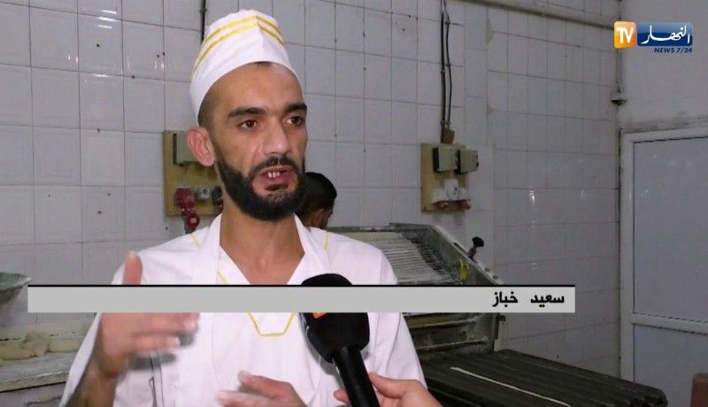 مجتمع: الخباز ..صعوبات تقابلها دنانير معدودات