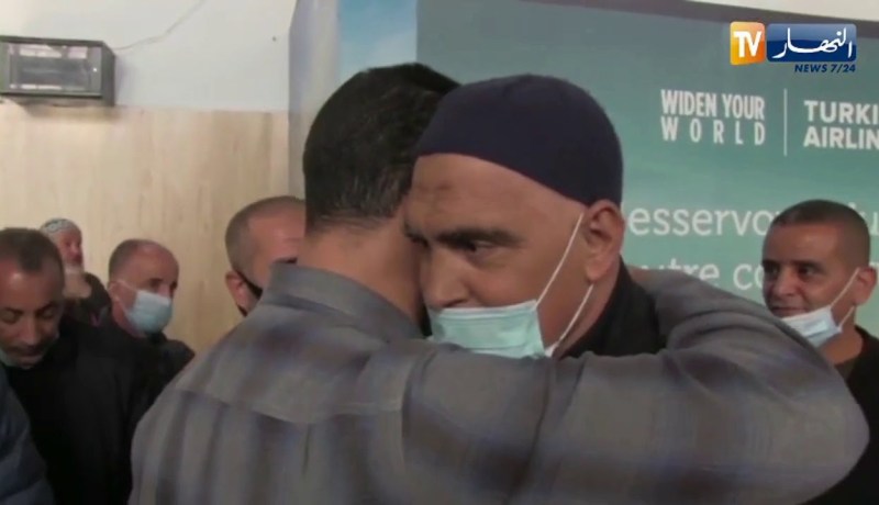 الحارس الدولي السابق سمير حجاوي يغادر أرض الوطن متوجها إلى فرنسا للعلاج