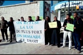 احتجاج عدد من خريجي الصيدلة امام مقر مديرية الصحة بولاية المسيلة