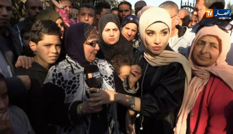 مواطنون يترحمون على قبر الفقيد “قايد صالح” بمقبرة العالية