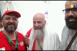 حاج جزائري يتمنى الخير للبلاد مع سقوط الأمطار الغزيرة في مشعر منى