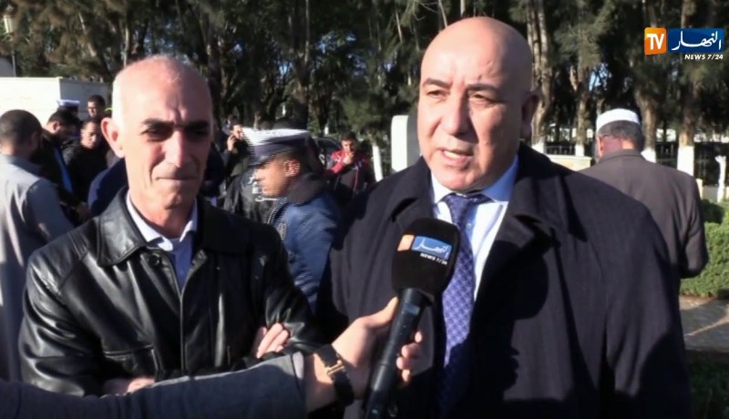 الجزائريون يعبرون عن حزنهم لرحيل الفقيد “أحمد قايد صالح” بمقبرة العالية