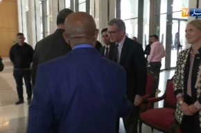 شاهد الوالي زوخ و الوزير ميهوبي في موقف طريف