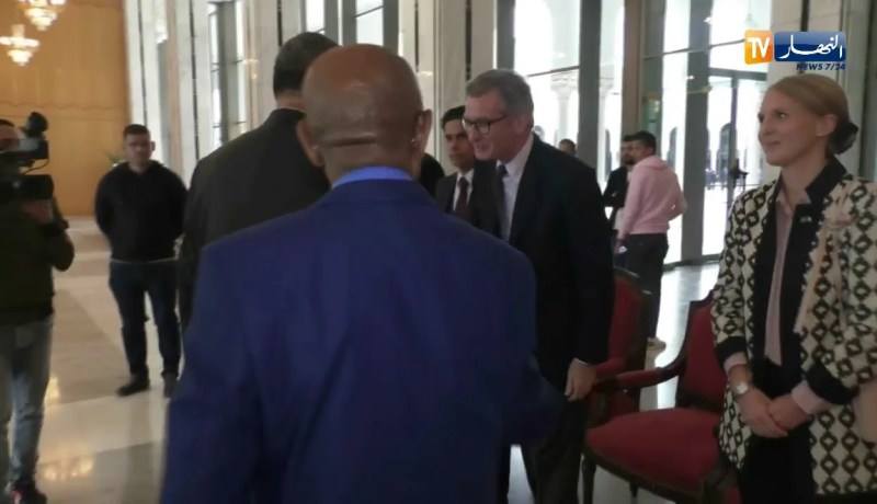 شاهد الوالي زوخ و الوزير ميهوبي في موقف طريف