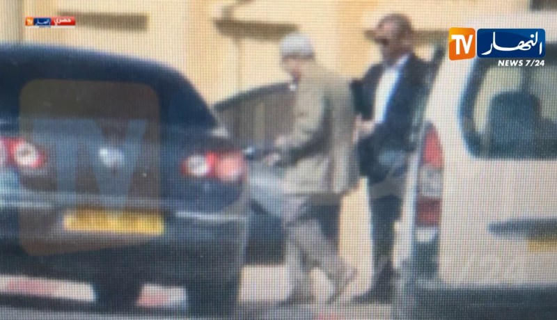 صور حصرية تظهر “محمد مدين” المدعو “توفيق” وهو بصدد الدخول إلى مقر إقامة” زروال”