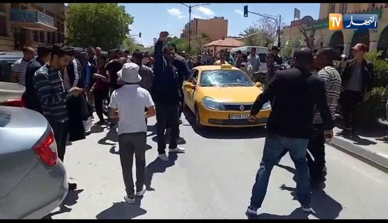 شاهد.. مواطنون من الجلفة يطردون “نعيمة صالحي” من المسيرة ويطاردون سيارتها بـ “نعيمة_ديڤاج”