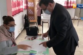 وزير العمل “الهاشمي جعبوب” يدلي بصوته في الإستفتاء حول تعديل الدستور