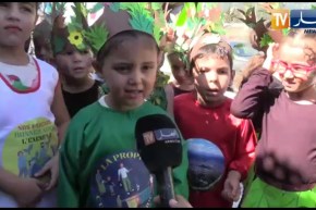 أطفال “تيزي وزو” يوجهون رسالة مؤثرة و بكل اللغات إلى الذين يضرون بالبيئة