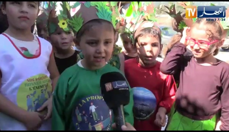 أطفال “تيزي وزو” يوجهون رسالة مؤثرة و بكل اللغات إلى الذين يضرون بالبيئة