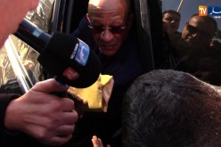 طفل يقتحم الحشود ويقدم ملف سكن للوالي زوخ