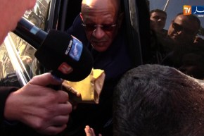 طفل يقتحم الحشود ويقدم ملف سكن للوالي زوخ