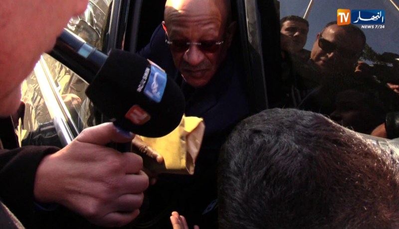 طفل يقتحم الحشود ويقدم ملف سكن للوالي زوخ