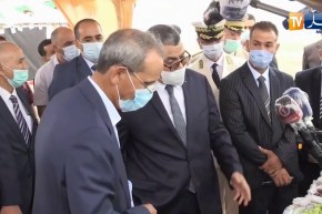 “الوزير الأول ينبهر بفاكهة سيدي بلعباس.. “أنا ابن حي شعبي لازم توصلوهالنا