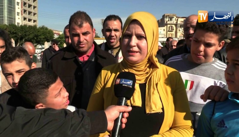 البليدة: شباب ينصبون خيمة عزاء ويوزعون التمور و المياه صدقة على قايد صالح