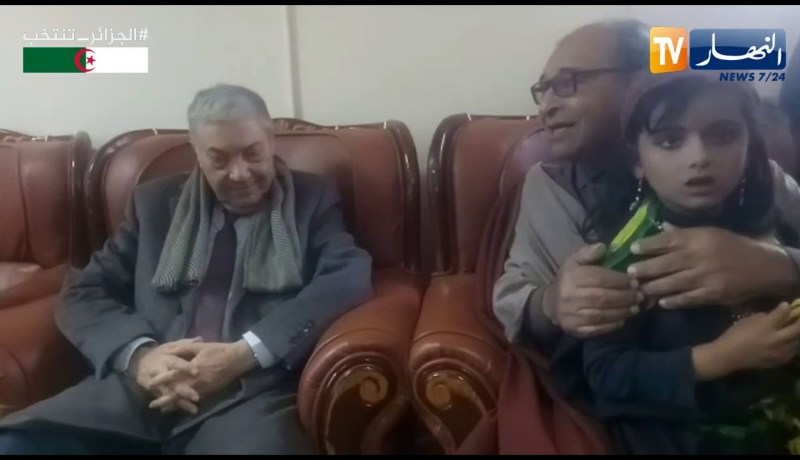 المغني السوفي “عبدالله المناعي” يلقي موّال عن الجزائر في حضور بن فليس