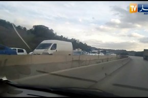 شاهد طوابير السيارات بالطريق السريع بسبب الأشغال بنفق بوزقزة